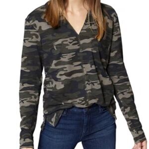 Sanctuary Camouflage V-Neck Top w raw stitching down front and back.